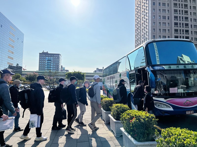 役男搭車去從軍