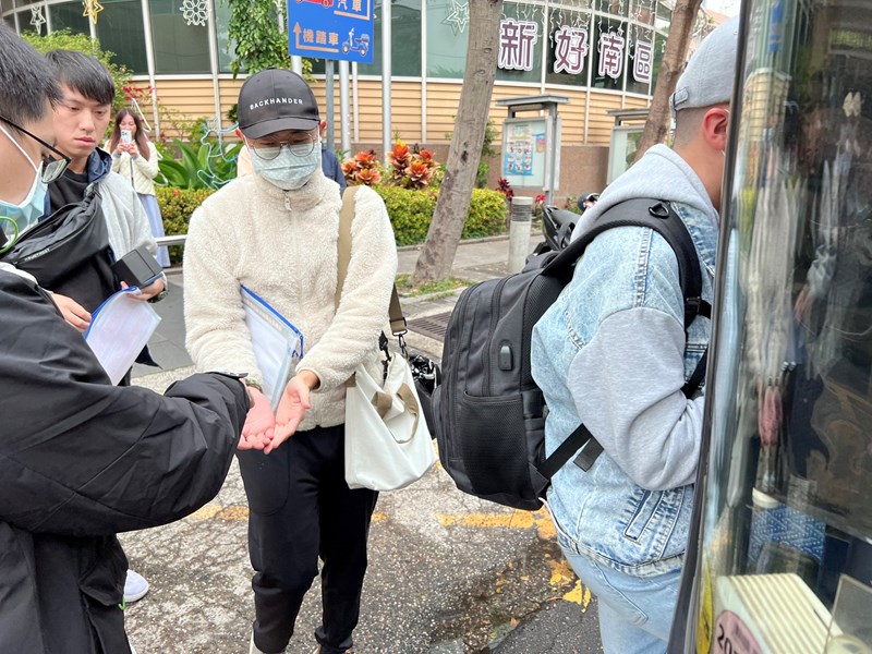 役男搭車從軍去
並重視衛生 防疫措施