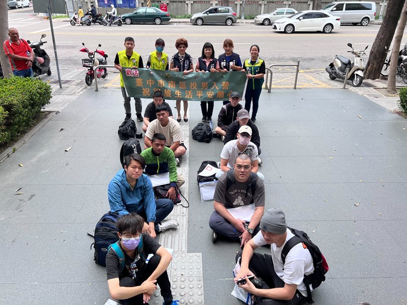 李區長及林課長與役男合影留念