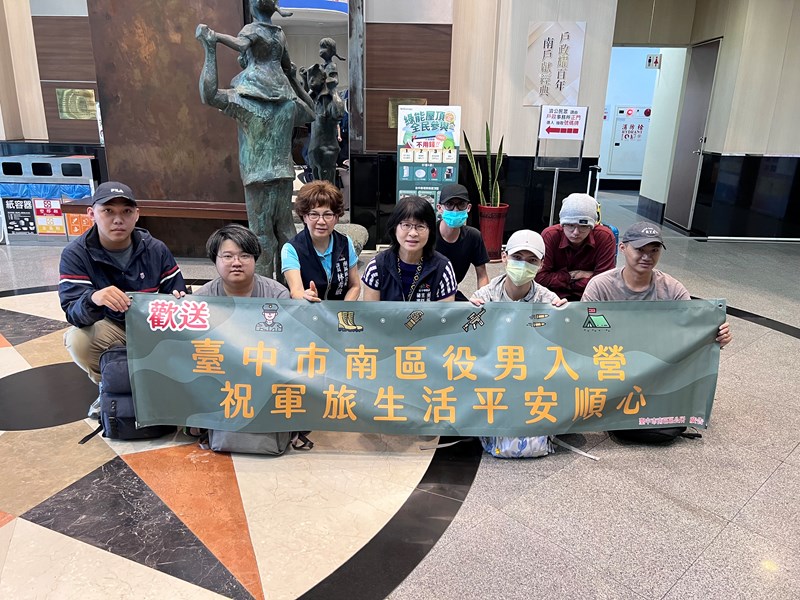 區公所梁主任秘書與林課長和役男道別並合影留念