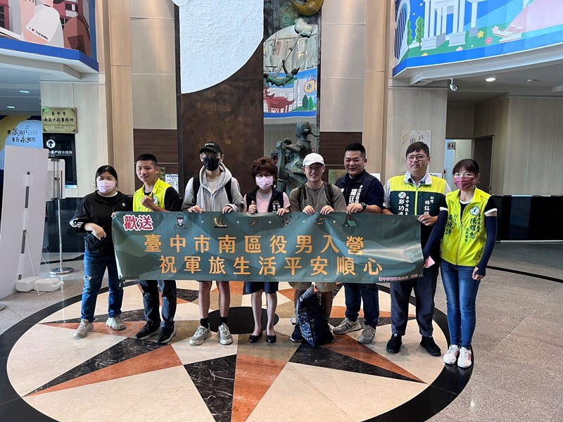 林課長與役男合影留念