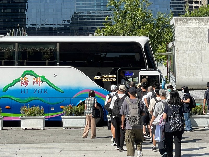 役男搭車從軍去
