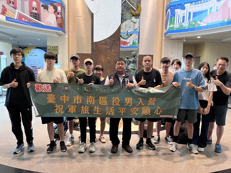 人文課王課長與役男合影留念