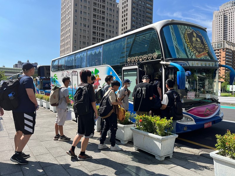 役男搭車從軍去