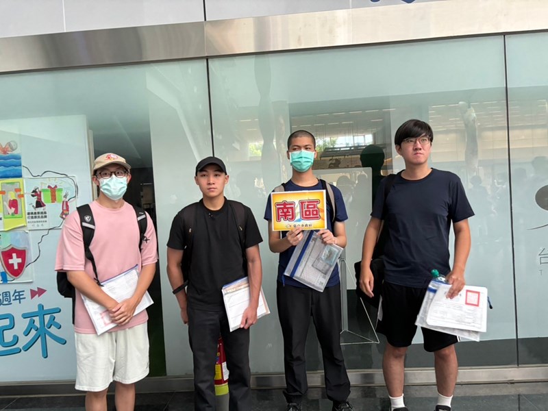 南區役男合影留念