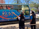 南區區公所李美麗區長與人文課王龍貴課長依依不捨送別搭車從軍役男