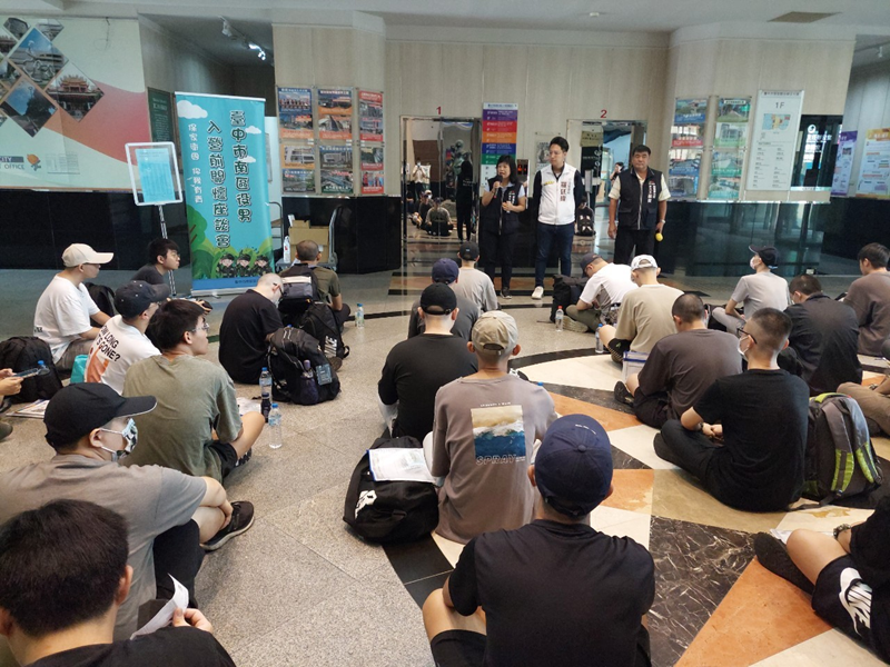 台中市南區李美麗區長與人文課王龍貴課長 以及在地立法委員羅廷瑋對役男政令宣導及宣傳活動