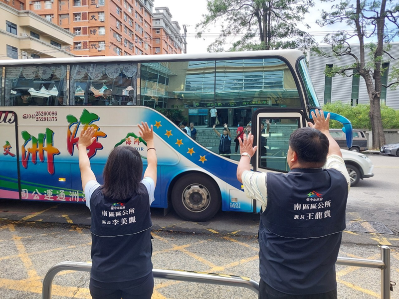 台中市南區李美麗區長與人文課王龍貴課長依依揮手送別從軍役男