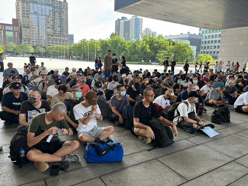 全體役男唱名報到