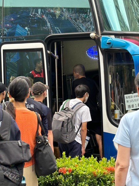 役男搭車從軍去