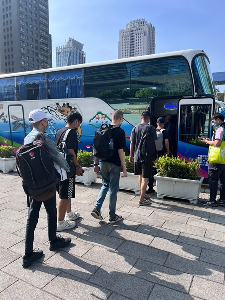 役男搭車從軍去