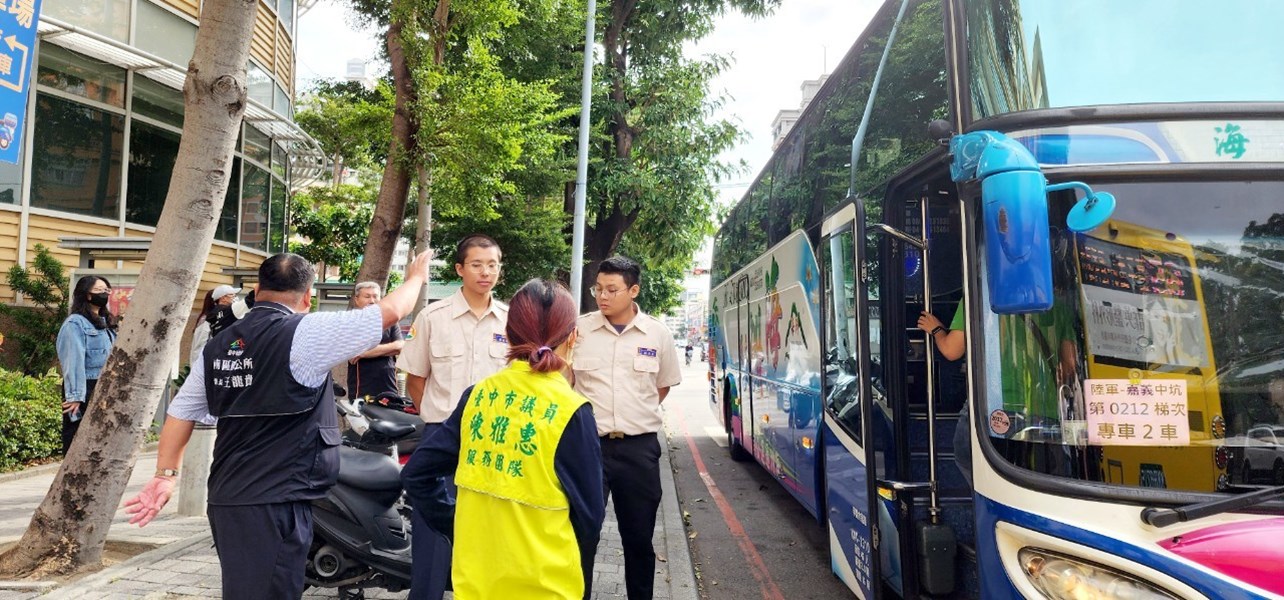 區公所人文課王龍貴課長依依揮手送別從軍役男
