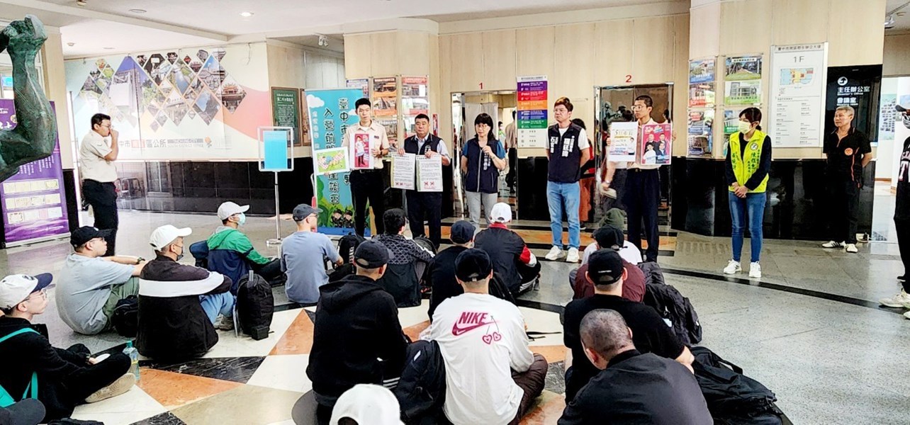 區公所梁義芬主任秘書與人文課王龍貴課長
政令宣導並宣傳台中市野餐日與台中市購物節等活動