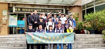 區公所梁義芬主任秘書與人文課王龍貴課長與役男合影留念