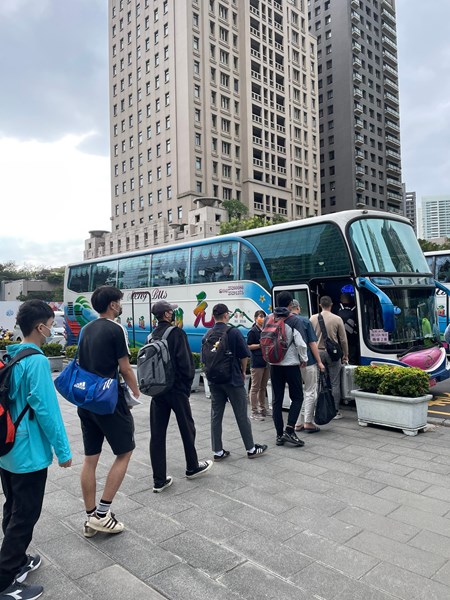 役男搭車從軍去