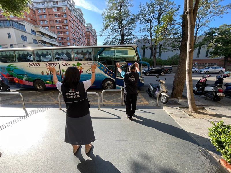 台中市南區李美麗區長與人文課王龍貴課長依依揮手送別從軍役男