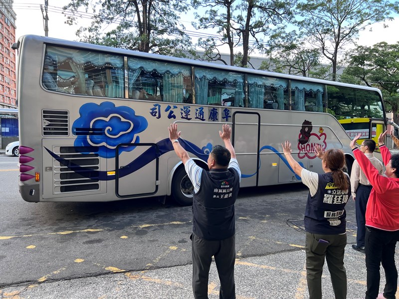 台中市南區區公所人文課王龍貴課長依依揮手送別從軍役男