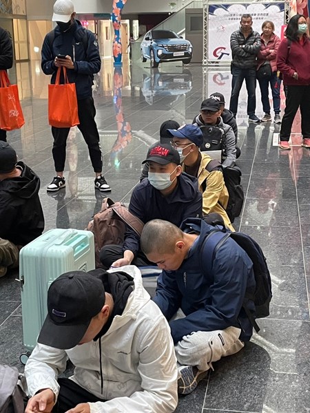 全體役男唱名報到
