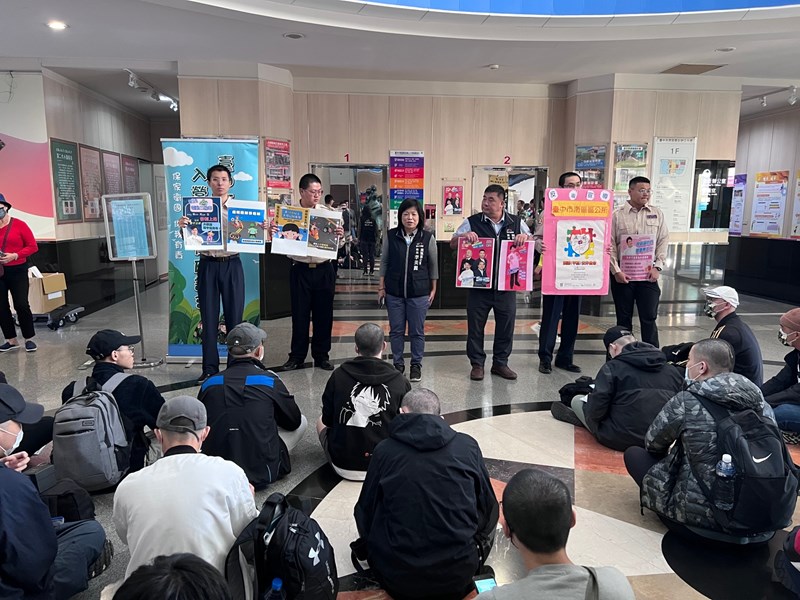 台中市南區李美麗區長與人文課王龍貴課長對從軍役男政令宣導與宣傳各項活動如台中購物節與台中跨年活動等