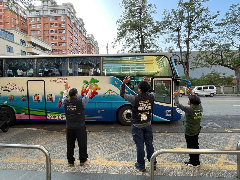 台中市南區人文課王龍貴課長依依揮手送別從軍役男