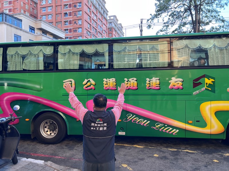 台中市南區區公所人文課王龍貴課長依依揮手送別從軍役男