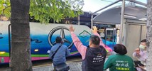台中市南區區公所人文課王龍貴課長依依揮手送別從軍役男