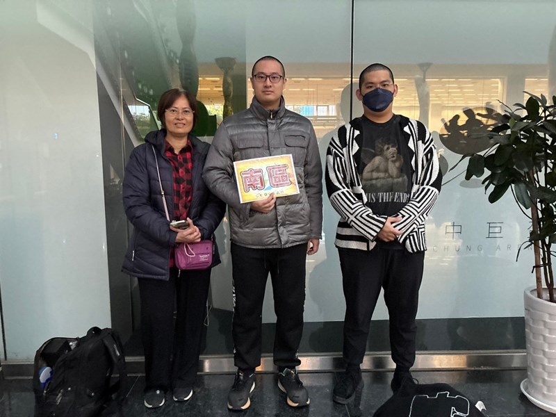 南區役男與家屬合影留念