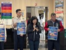 台中市南區區公所李美麗區長與從軍役男閒話家常以舒緩其緊張情緒