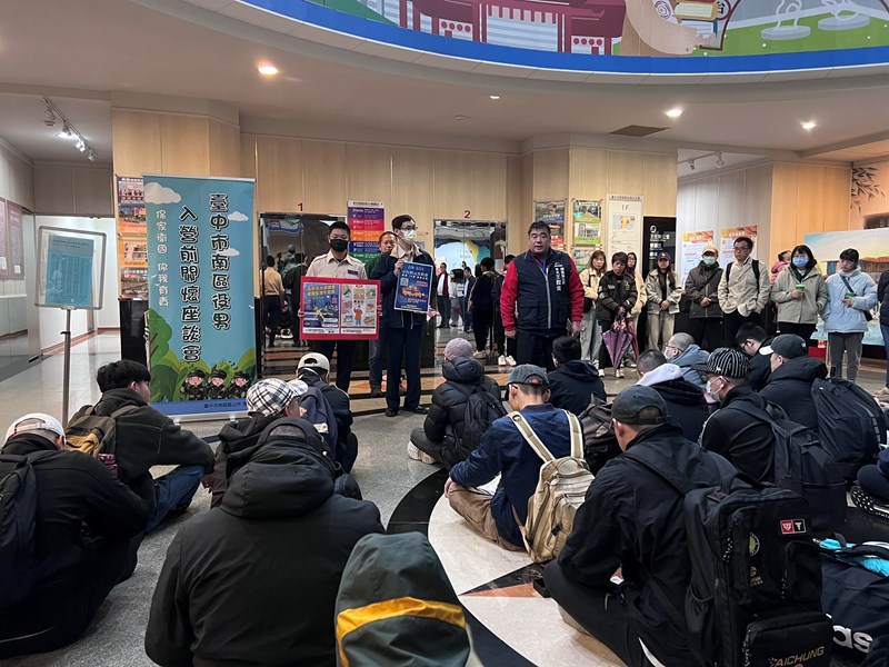 台中市南區區公所人文課王龍貴課長對從軍役男及其家屬政令宣導並宣傳活動如中台灣燈會等