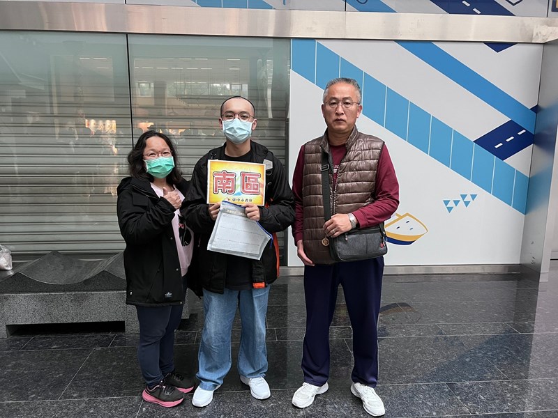 台中市南區從軍役男與家屬合影留念