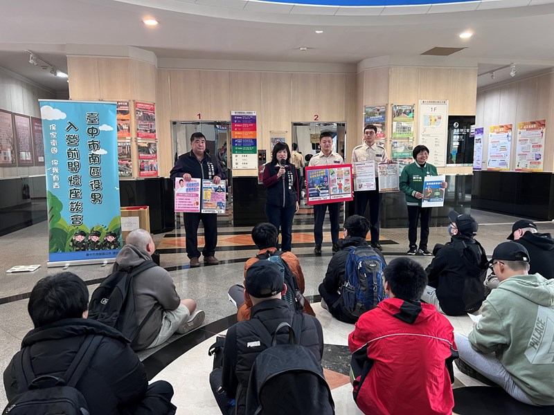 台中市南區區公所李美麗區長與人文課王龍貴課長對從軍役男政令宣導並宣傳各項活動