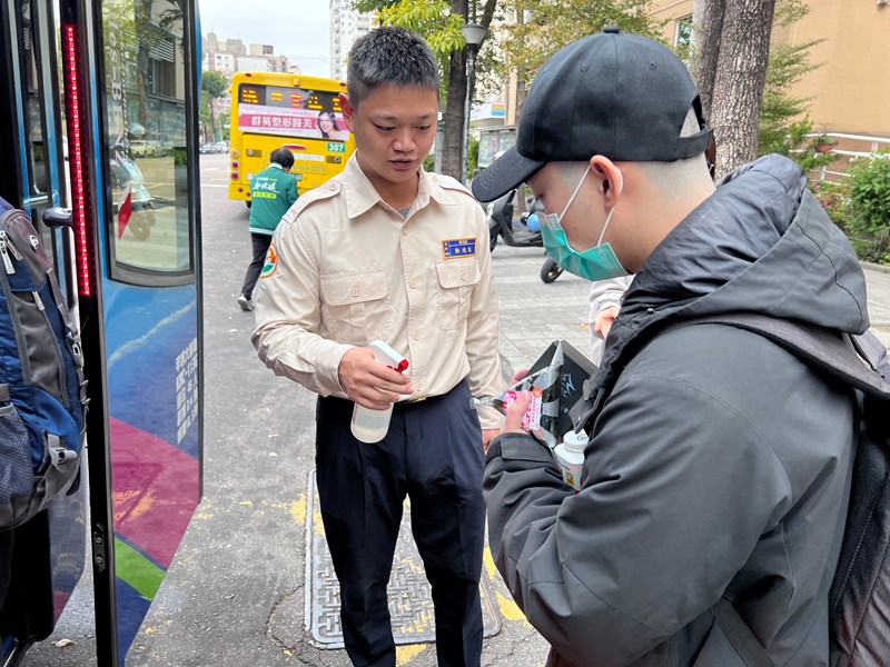 台中市南區區公所李美麗區長與人文課王龍貴課長重視從軍役男的衛生防疫措施