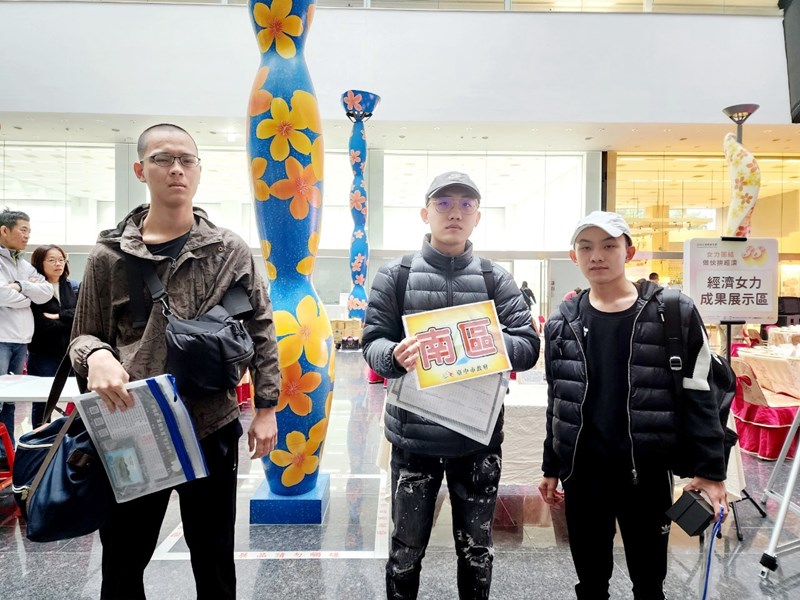 台中市南區從軍役男合影留念