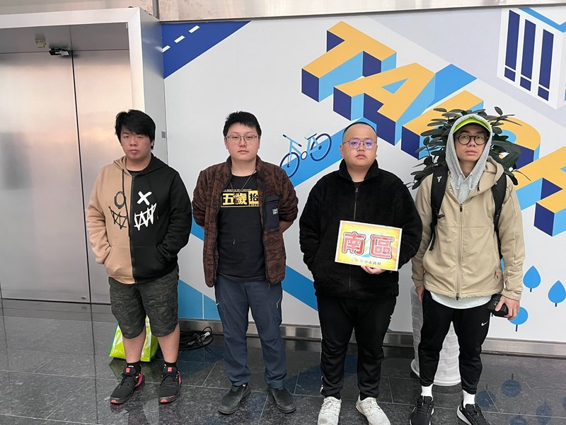 台中市南區從軍役男合影留念