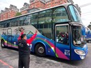 台中市南區區公所人文課王龍貴課長依依揮手送別從軍役男