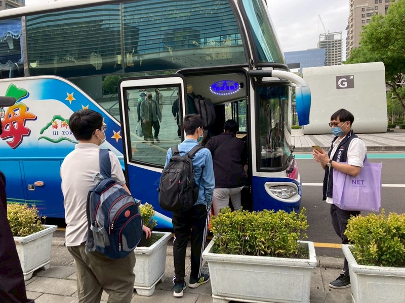 從軍役男搭車入營去