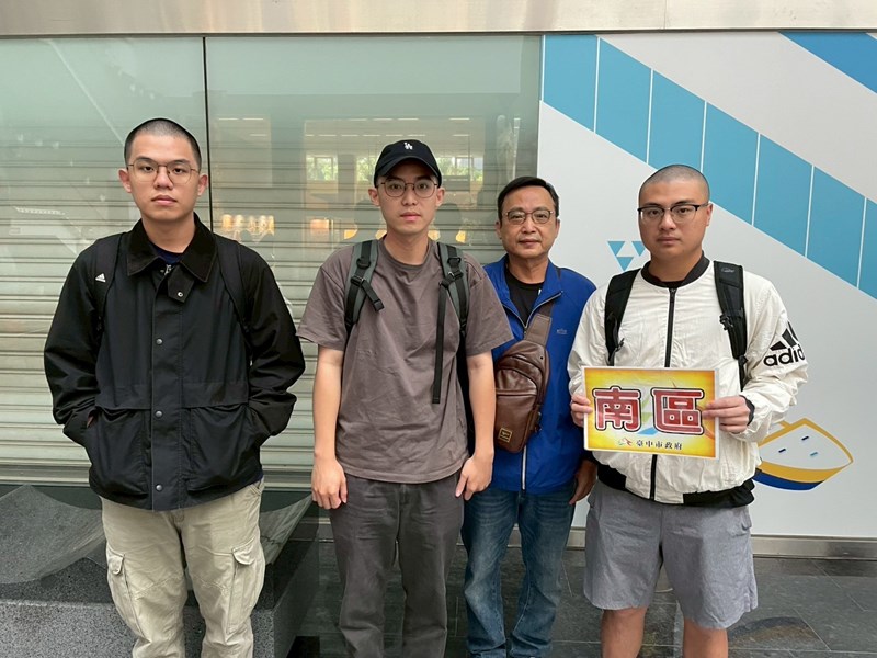 台中市南區從軍役男合影留念