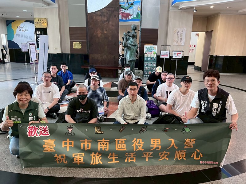 台中市南區從軍役男合影留念