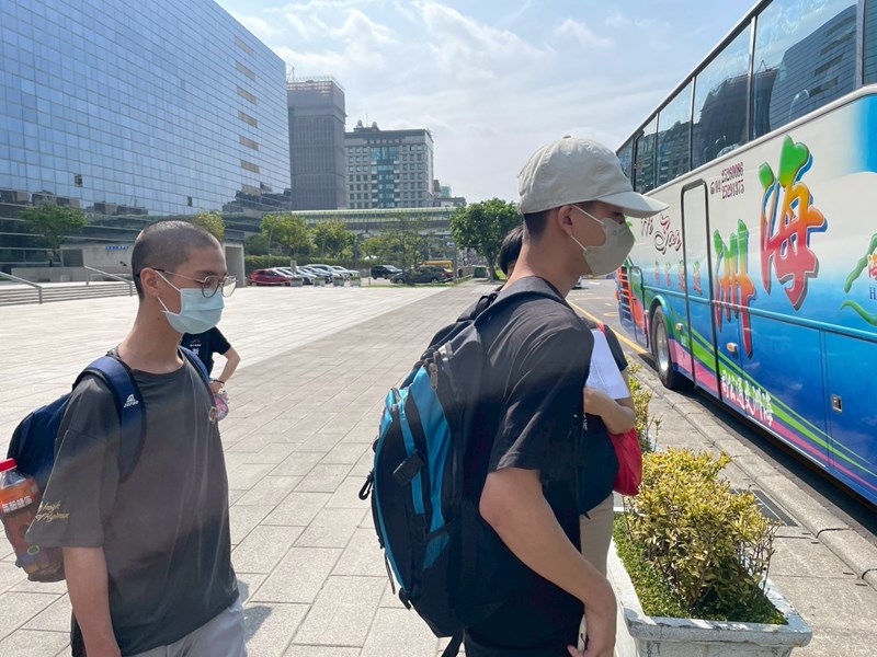 從軍役男搭車入營去