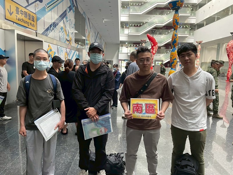 台中市南區從軍役男合影留念