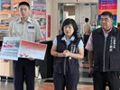 台中市南區區公所李美麗區長與人文課王龍貴課長關心從軍役男的入營心情並詢問有無問題
