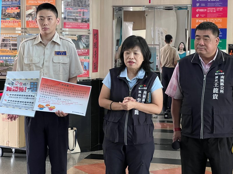 台中市南區區公所李美麗區長與人文課王龍貴課長關心從軍役男的入營心情並詢問有無問題