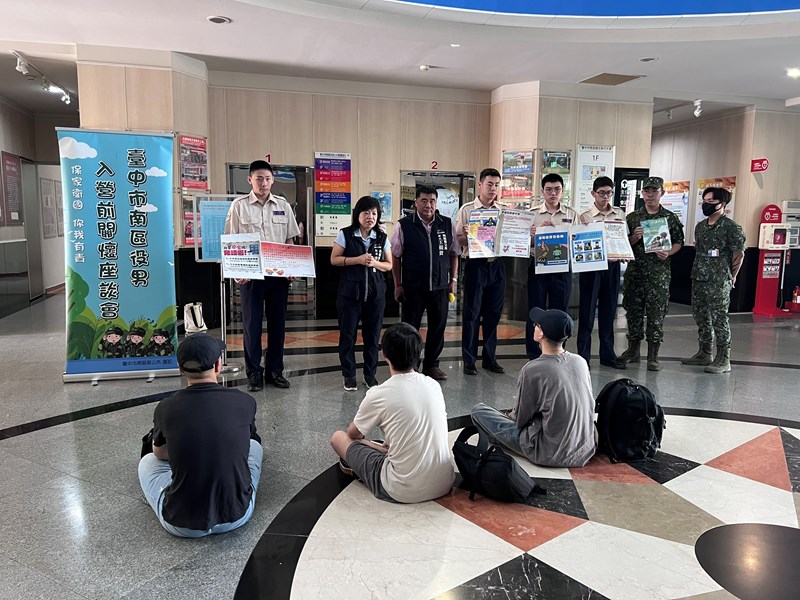 台中市南區區公所李美麗區長與人文課王龍貴課長對從軍役男政令宣導並宣傳各項活動