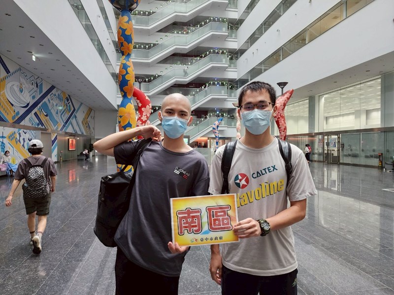 台中市南區從軍役男合影留念