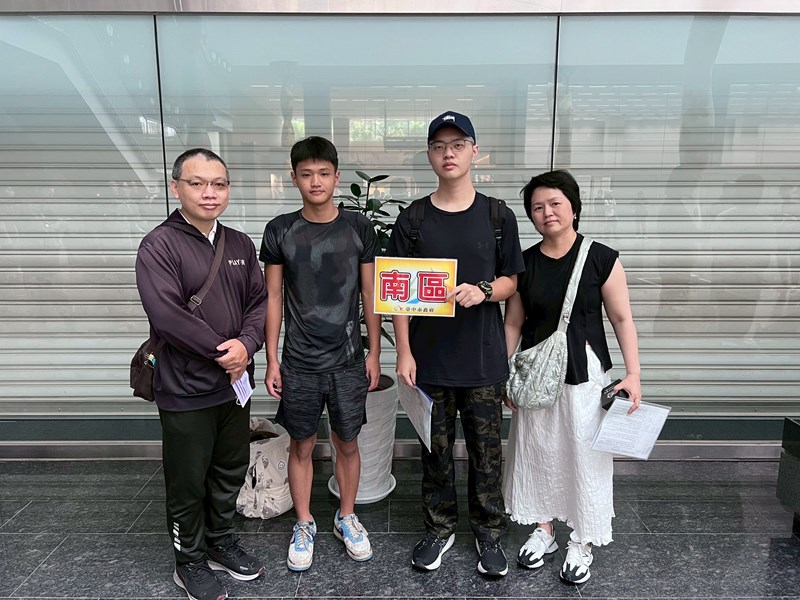 台中市南區從軍役男與家屬合影留念