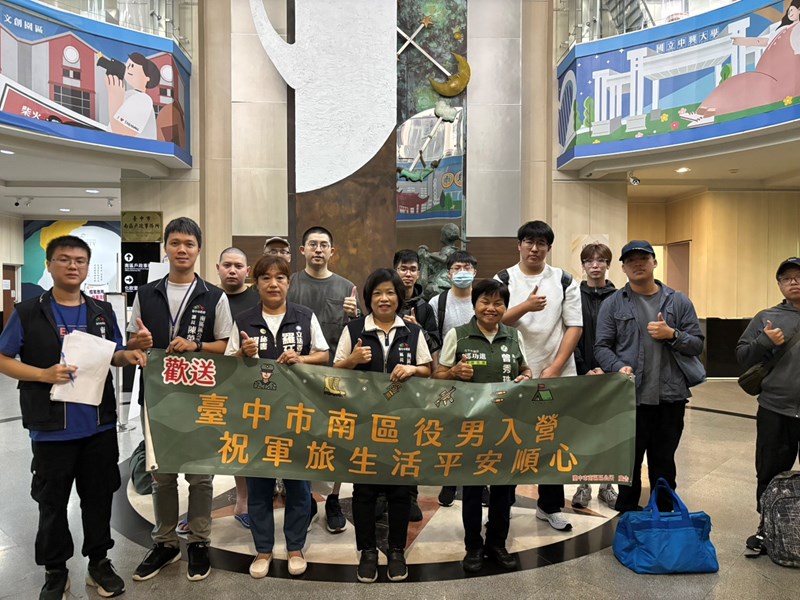 台中市南區區公所李美麗區長與人文課陳榮庭課長與從軍役男合影留念