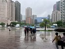 從軍役男撐傘搭車入營去