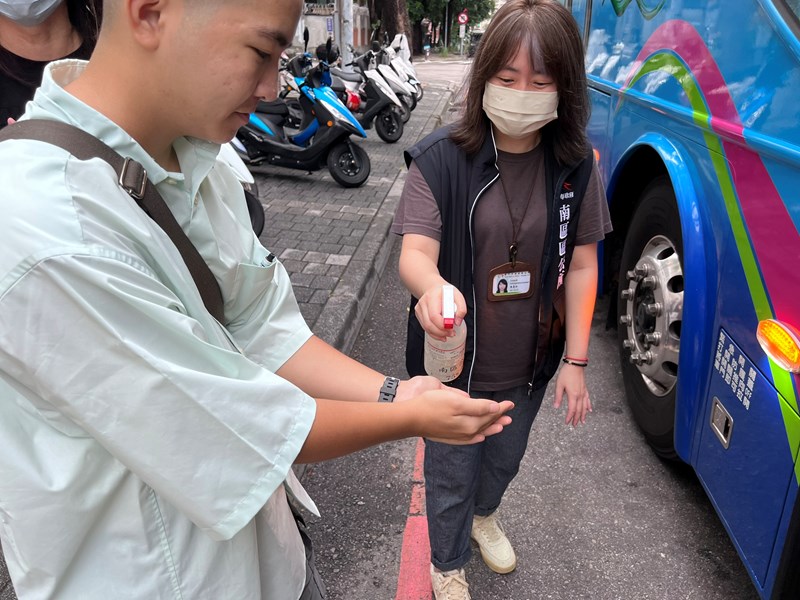 台中市南區區公所李美麗區長與人文課陳榮庭課長重視役男送兵活動衛生防疫措施