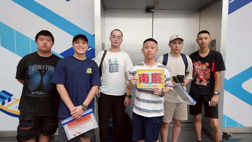 台中市南區從軍役男合影留念