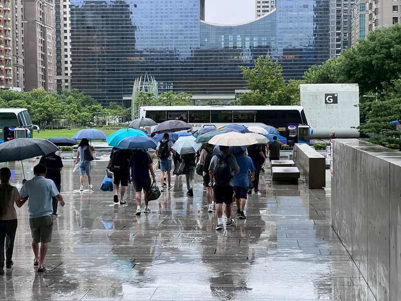 台中市從軍役男雨中搭車入營去